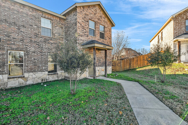 1934 Timber Oaks Dr in Garland, TX - Building Photo - Building Photo