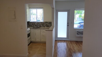 9005 NE 8th Ave, Unit 2 in Miami, FL - Building Photo - Building Photo