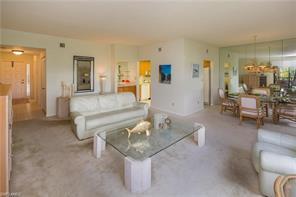 6760 Pelican Bay Blvd-Unit -325 in Naples, FL - Foto de edificio - Building Photo