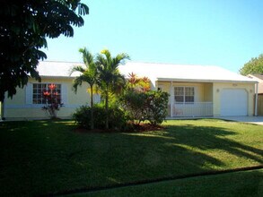 332 NE Surfside Ave in Port St. Lucie, FL - Building Photo - Building Photo