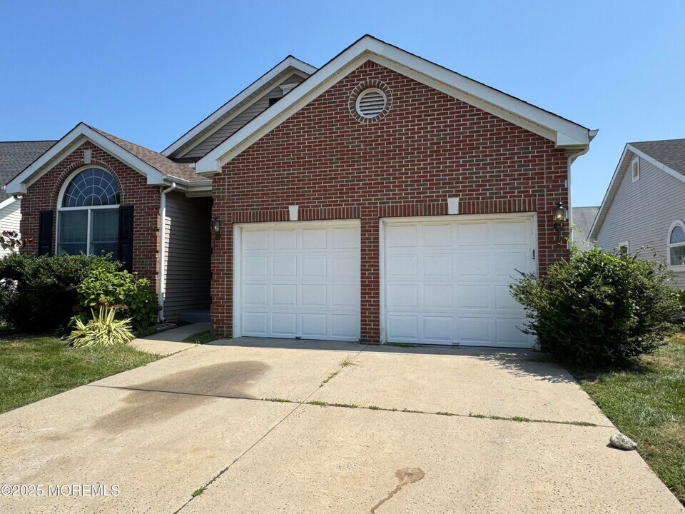 23 Westminster Dr in Monroe Township, NJ - Building Photo