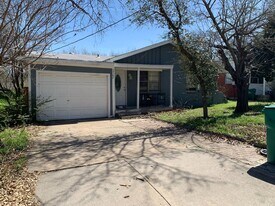 2702 Bolivar St in Denton, TX - Building Photo