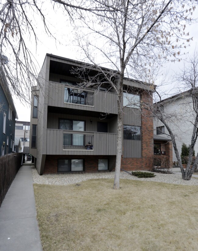 1726 11th Ave SW in Calgary, AB - Building Photo - Primary Photo