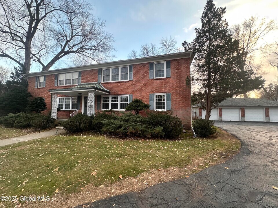 21 Regina Ct in Delmar, NY - Building Photo