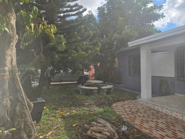 1370 NW 116th Terrace in Miami, FL - Building Photo - Building Photo