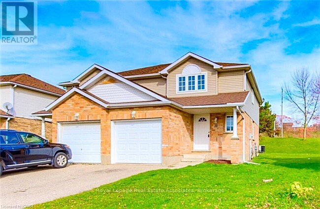 32 Hackberry St in Kitchener, ON - Building Photo - Building Photo