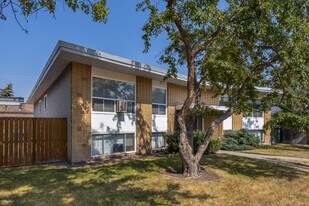 920 69 Av SW in Calgary, AB - Building Photo