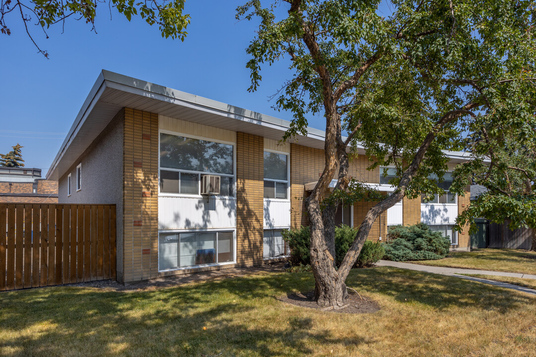 920 69 Av SW in Calgary, AB - Building Photo