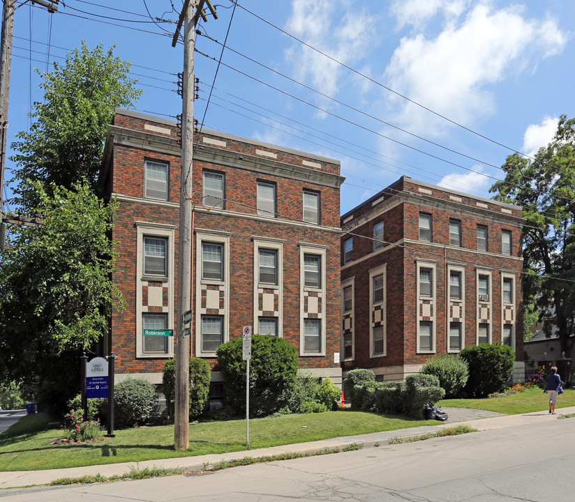 Essex Suffolk in Hamilton, ON - Building Photo