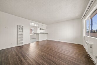 1000 E 32nd St, Unit D in Signal Hill, CA - Foto de edificio - Building Photo