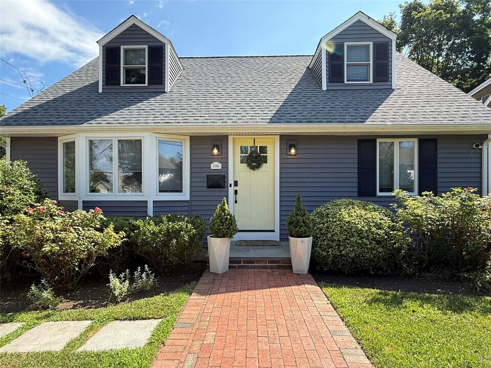 186 Nassau Rd in Huntington, NY - Building Photo