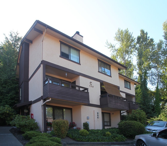 140 Summit Ave N in Kent, WA - Foto de edificio - Building Photo