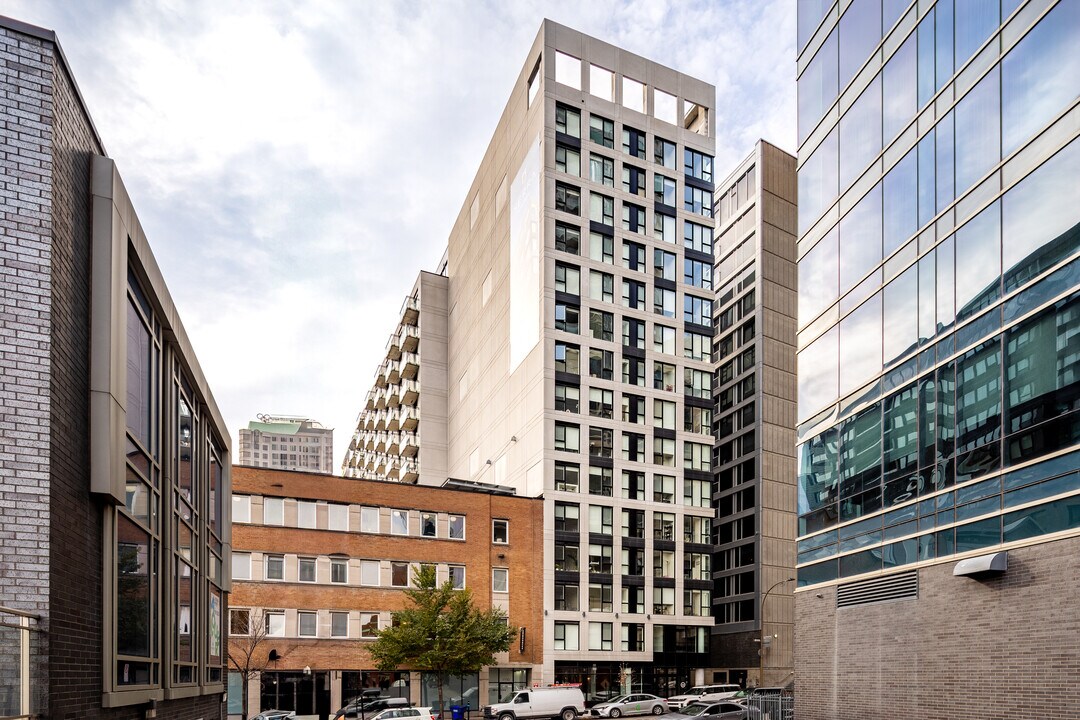 Serra Montréal in Montréal, QC - Building Photo