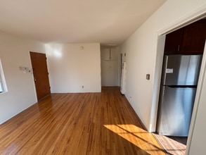 4616 Kingswell Ave in Los Angeles, CA - Foto de edificio - Building Photo