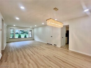 2331 Milton Rd in University Heights, OH - Building Photo - Building Photo