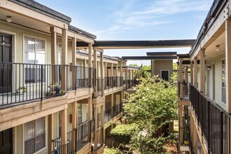 Oak Park Apartments in Austin, TX - Foto de edificio - Building Photo