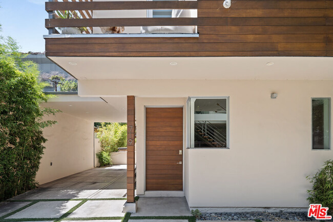 719 Huntley Dr in West Hollywood, CA - Building Photo - Building Photo