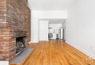 466 W 23 St in New York, NY - Building Photo - Building Photo