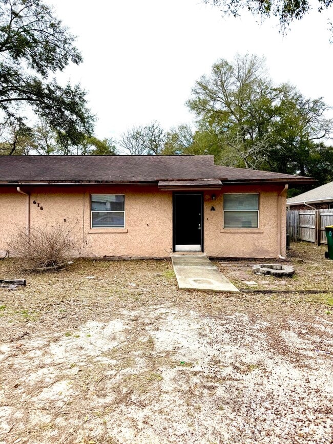 property at 616 W Sunset Blvd