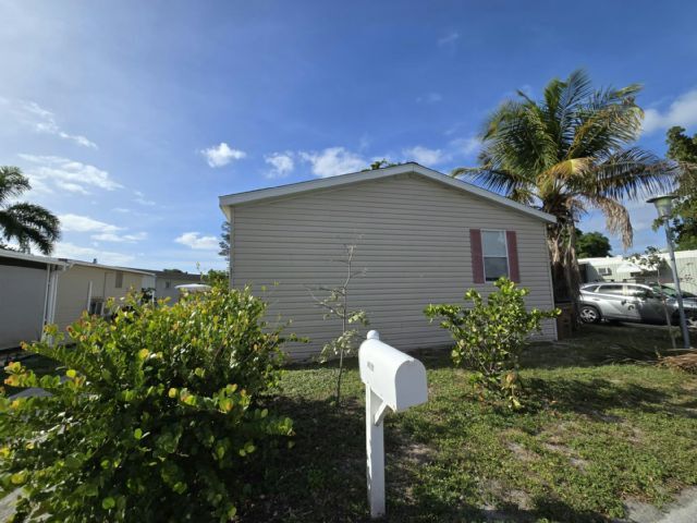 4811 NW 1st Ave in Deerfield Beach, FL - Building Photo