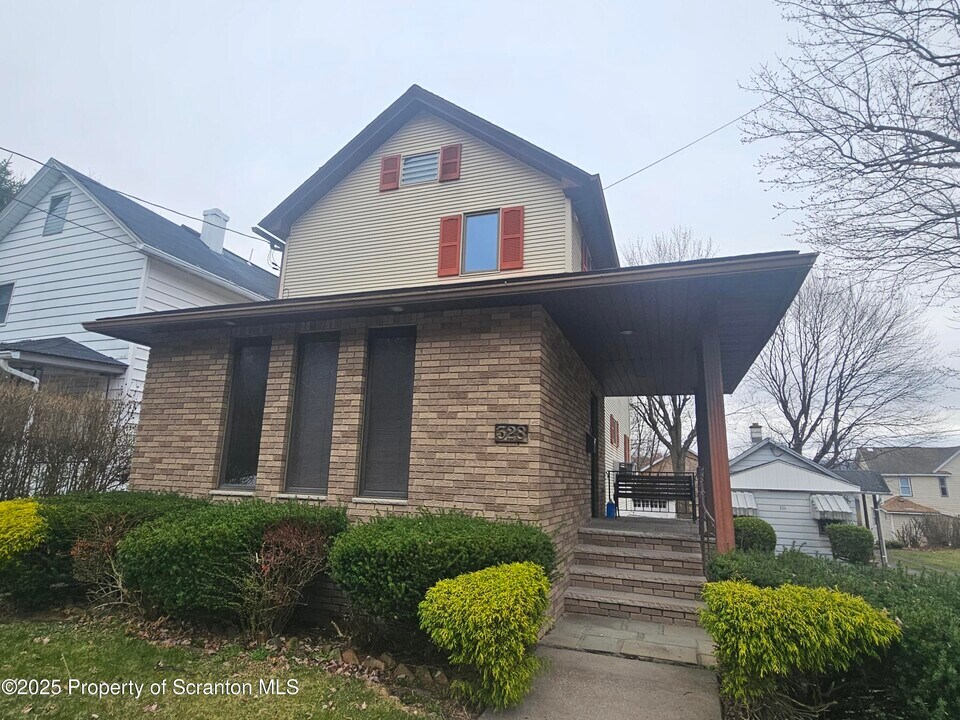 328 4th St in Blakely, PA - Building Photo