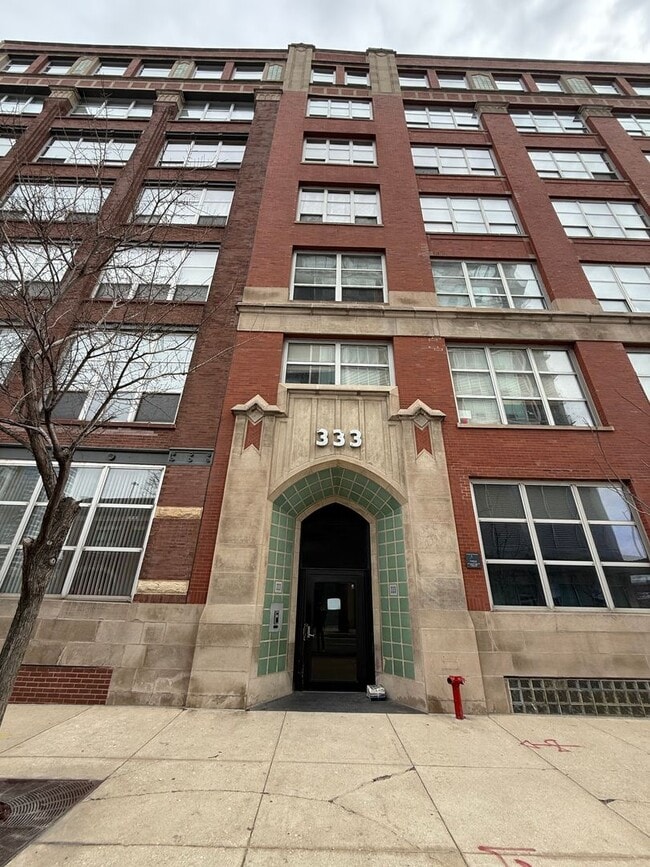 333 S Desplaines St in Chicago, IL - Building Photo - Building Photo