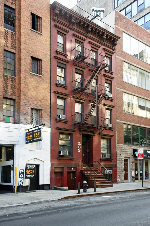 239 W 26th St in New York, NY - Building Photo