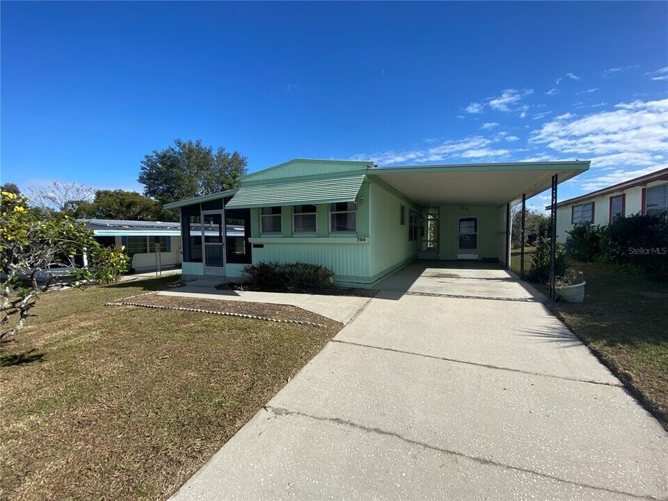 704 Coachwood E in Leesburg, FL - Building Photo