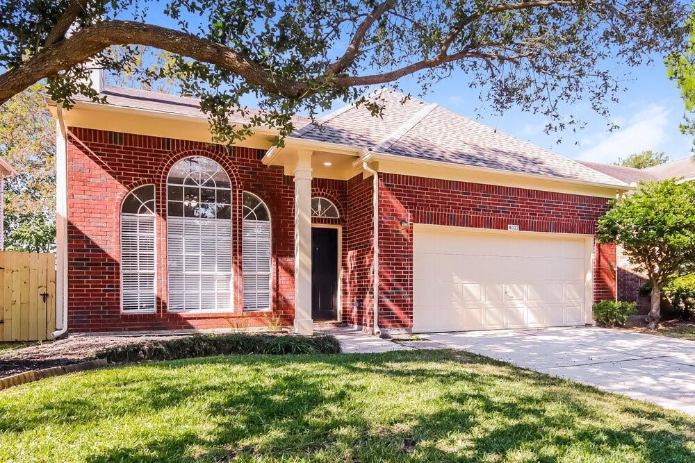8027 Oceanside Dr in Houston, TX - Building Photo
