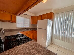 8638 MacArthur Blvd in Oakland, CA - Foto de edificio - Building Photo