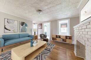 986 E Warrington Ave in Pittsburgh, PA - Building Photo