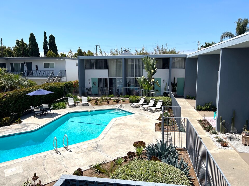 145 East 18th in Costa Mesa, CA - Foto de edificio