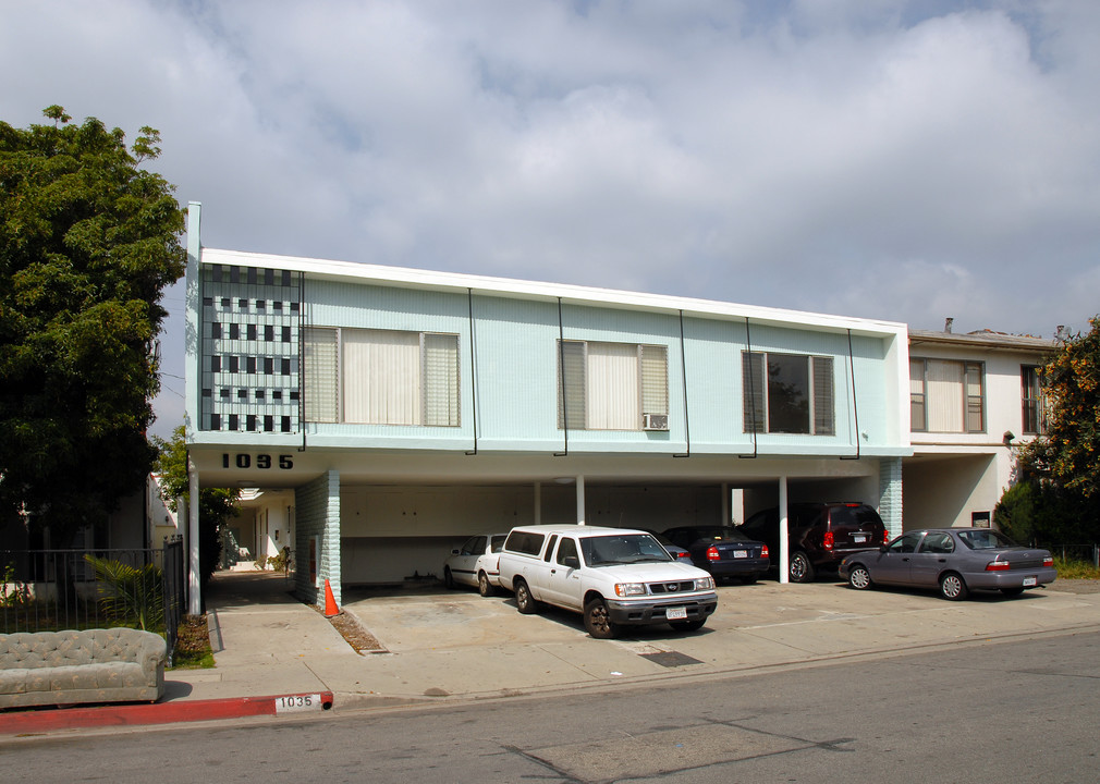 1035 N Sierra Bonita Ave in West Hollywood, CA - Foto de edificio