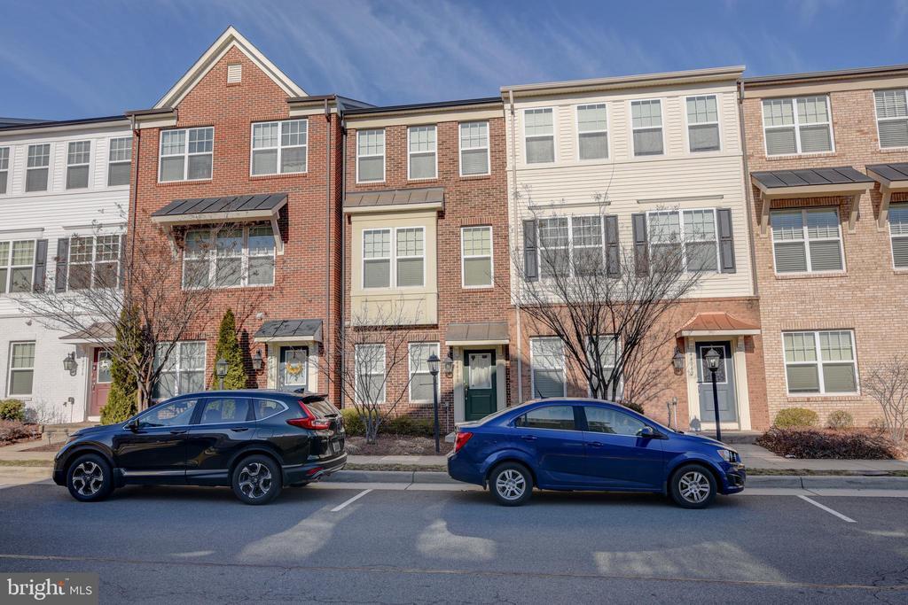 44060 Etna Terrace in Chantilly, VA - Building Photo