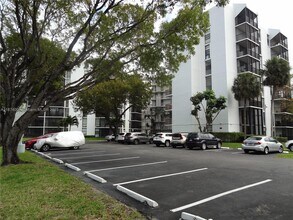 3401 N Country Club Dr in Aventura, FL - Building Photo - Building Photo