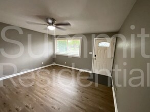 8608 Crystal Ave in Kansas City, MO - Foto de edificio - Building Photo