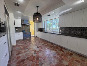 445 Grand Bay Dr in Key Biscayne, FL - Building Photo - Building Photo