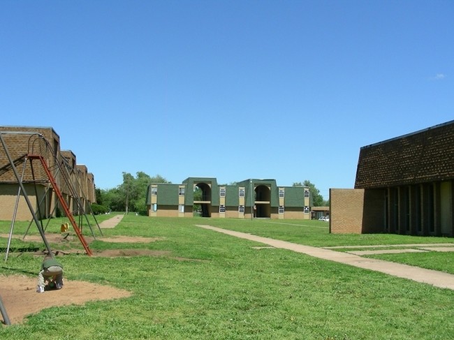 Leona Village Apartments in Enid, OK - Building Photo - Building Photo