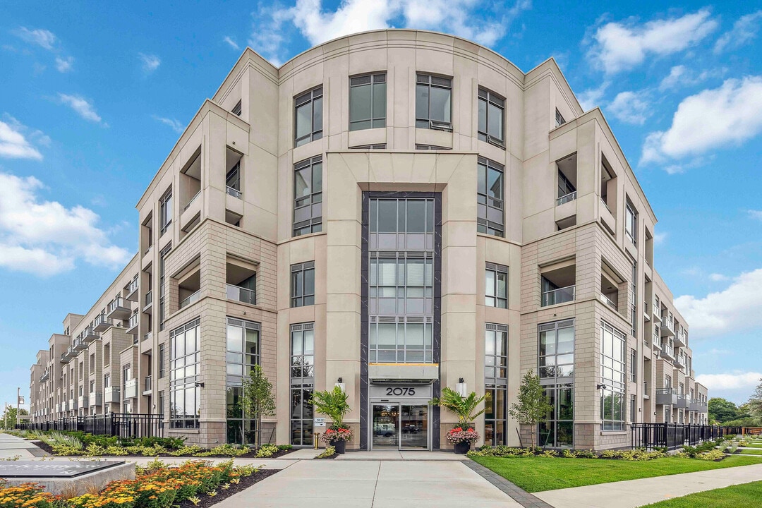 2075 King Rd in King City, ON - Building Photo