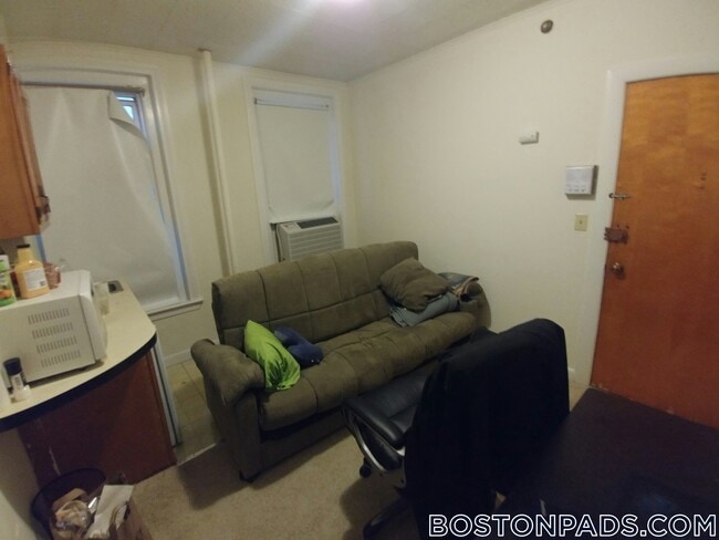 1223 Beacon St, Unit 216 in Brookline, MA - Building Photo - Building Photo