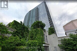 25 Greenview Ave in Toronto, ON - Building Photo