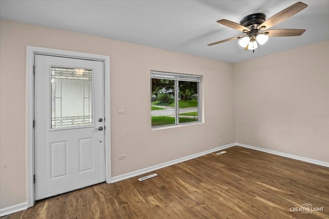 9 Sparrow Rd in Carpentersville, IL - Building Photo - Building Photo