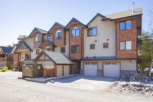 830 4 St in Canmore, AB - Building Photo