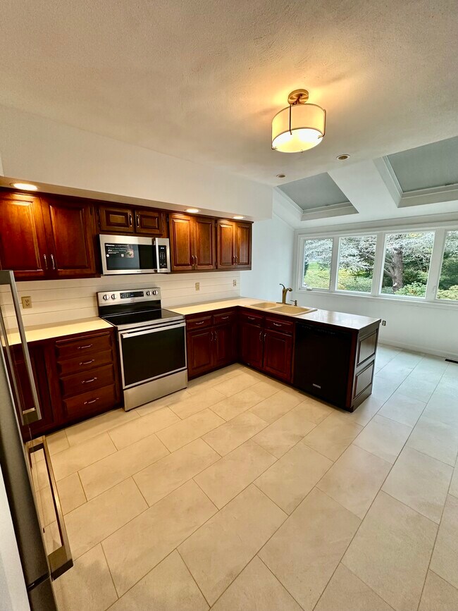 4480 Post Rd, Unit 4 in East Greenwich, RI - Foto de edificio - Building Photo