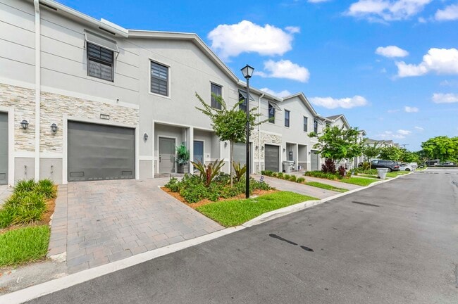 864 NW 3rd Terrace in Pompano Beach, FL - Building Photo - Building Photo