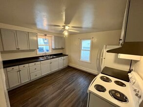 13496 Velp Ave, Unit Apartment A lower in Suamico, WI - Foto de edificio - Building Photo