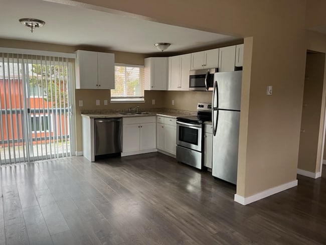 1013 76 St Ct E in Tacoma, WA - Foto de edificio - Building Photo