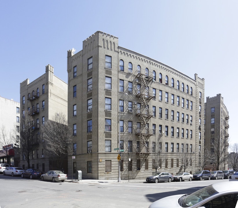 201 E 164th St in Bronx, NY - Building Photo