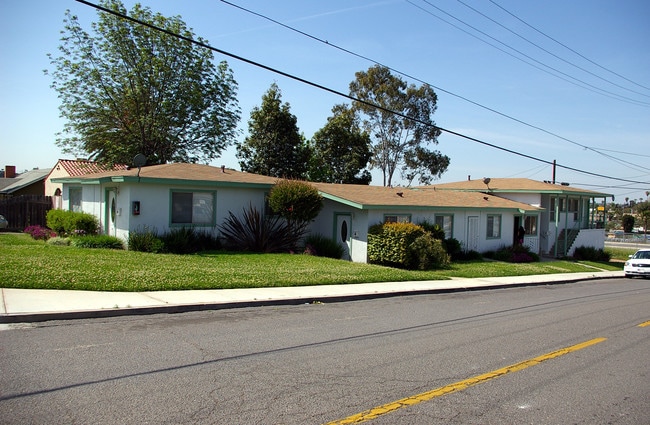 121-151 Washington St in Vista, CA - Building Photo - Building Photo