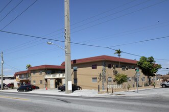 650-Barcelona in Hialeah, FL - Foto de edificio - Building Photo